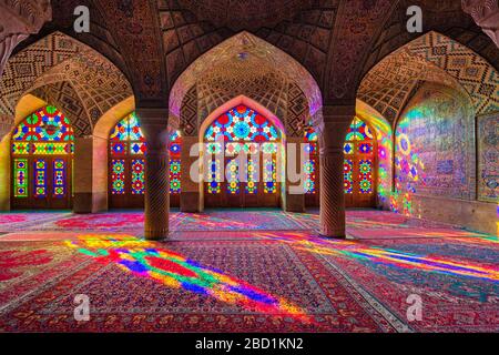 Nasir-ol-Molk-Moschee (Pink-Moschee), Lichtmuster aus farbigem Buntglas, die den iwan, Shiraz, die Provinz Fars, den Iran und den Nahen Osten beleuchten Stockfoto