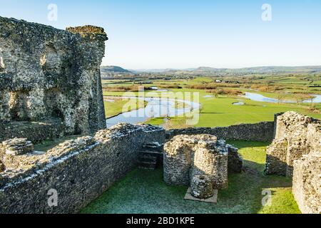 Der Blick nach Süden hinunter das Tywi Valley von Dryslwyn Castle in Carmarthenshire. Aufgenommen an einem sonnigen Tag im Januar Stockfoto