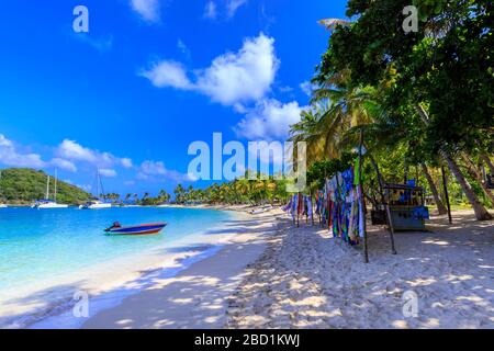 Saltwhistle Bay, weißer Strand, türkisfarbenes Meer, buntes Boot, Yachten, Palmen, Mayreau, Grenadinen, St. Vincent und die Grenadinen, Karibik Stockfoto