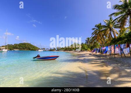 Saltwhistle Bay, weißer Strand, türkisfarbenes Meer, buntes Boot, Yachten, Palmen, Mayreau, Grenadinen, St. Vincent und die Grenadinen, Karibik Stockfoto