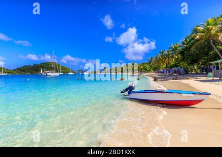 Saltwhistle Bay, weißer Strand, türkisfarbenes Meer, buntes Boot, Yachten, Palmen, Mayreau, Grenadinen, St. Vincent und die Grenadinen, Karibik Stockfoto