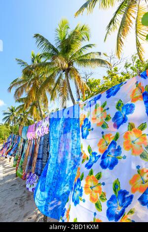 Schöne Hängebutten mit Hintergrundbeleuchtung, weißer Sandstrand, Palmen, Saltwhistle Bay, Mayreau, Grenadinen, St. Vincent und die Grenadinen, Karibik Stockfoto