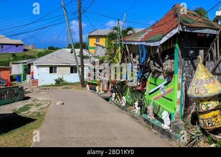Ruhige Karibik, bunte Gebäude, Schlafhund, Hauptstraße, Dorf, Mayreau, Grenadinen, St. Vincent und die Grenadinen, Karibik Stockfoto
