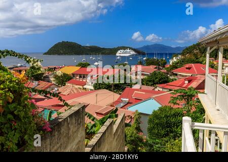 Blick auf die schöne Bucht von Les Saintes über die roten Dächer der Stadt, Terre de Haut, Iles des Saintes, Guadeloupe, Leeward-Inseln, Karibik Stockfoto