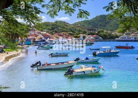 Anse du Bourg, Stadtstrand und Boote, Terre de Haut, Iles des Saintes, Les Saintes, Guadeloupe, Leeward Islands, Karibik Stockfoto