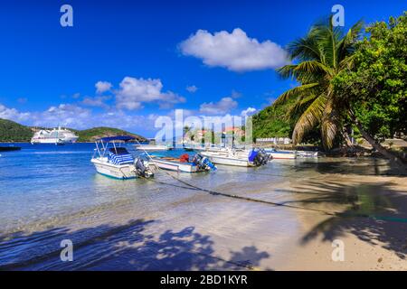 Les Saintes Bay am Strand Anse Mire Cove, Boote, türkisfarbenes Meer, Palme, Terre de Haut, Iles des Saintes, Guadeloupe, Leeward Islands, Karibik Stockfoto