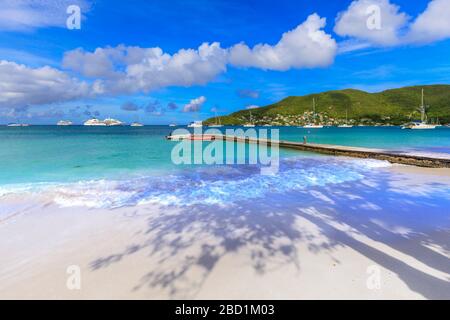 Ruhige Karibik, Strand, türkisfarbenes Meer, schöner Hafen Elizabeth, Admiralty Bay, Bequia, die Grenadinen, St. Vincent und die Grenadinen, Karibik Stockfoto