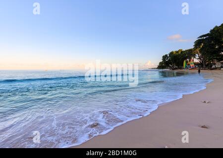 Paynes Bay, im Morgengrauen, türkisfarbenes Meer, Segelboote, feiner rosafarbener Strand, schöne Westküste, Barbados, Windward Islands, Karibik Stockfoto