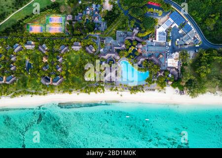 Luftaufnahme mit der Drohne eines luxuriösen Touristenortes am Strand mit Palmen und Blick auf die tropische Lagune, Le Morne brabant, Mauritius, Indischer Ozean, Afrika Stockfoto