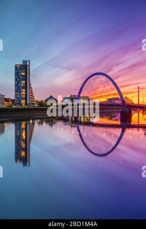 Clyde Arc (Squinty Bridge) bei Sonnenuntergang, River Clyde, Glasgow, Schottland, Großbritannien, Europa Stockfoto