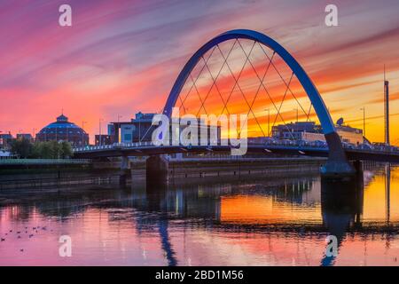 Clyde Arc (Squinty Bridge) bei Sonnenuntergang, Glasgow, Schottland, Großbritannien, Europa