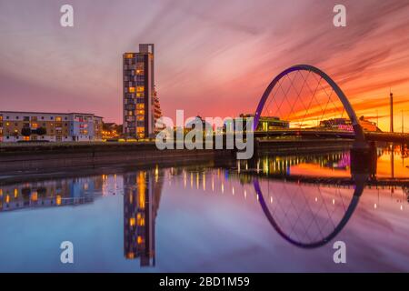 Clyde Arc (Squinty Bridge) bei Sonnenuntergang, River Clyde, Glasgow, Schottland, Großbritannien, Europa Stockfoto