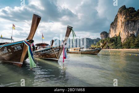 Lange Leitboote am Railay-Strand in Railay, Ao Nang, Provinz Krabi, Thailand, Südost-Asien, Asien Stockfoto