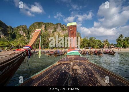 Lange Leitboote am Railay-Strand in Railay, Ao Nang, Provinz Krabi, Thailand, Südost-Asien, Asien Stockfoto