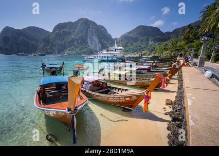 Maya Bay mit Long-Tail-Boote legen Phi Phi Island, Provinz Krabi, Thailand, Südostasien, Asien Stockfoto