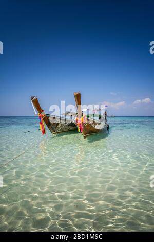 Fantastisches blaues Wasser am Bamboo Beach, Maya Bay mit langen Heckbooten, Phi Phi Lay Island, Krabi Provinz, Thailand, Südostasien, Asien Stockfoto