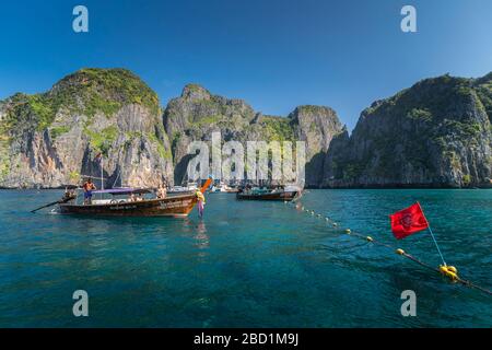 Maya Bay der Strand mit langen Booten und Touristen, Phi Phi Lay Island, Krabi Provinz, Thailand, Südost-Asien, Asien Stockfoto