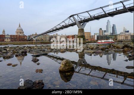 Millennium Bridge und Stadtübersicht bei Ebbe an der Themse, London, England, Großbritannien, Europa Stockfoto