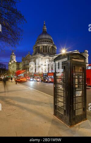 St. Paul's Cathedral in Dusk, London, England, Großbritannien, Europa Stockfoto