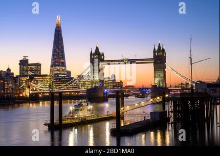 Die Scherbe und Tower Bridge über die Themse bei Nacht, London, England, Vereinigtes Königreich, Europa Stockfoto