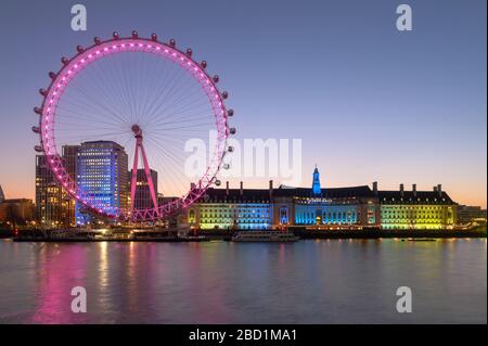 Millennium Wheel (London Eye), Old County Hall, River Thames, South Bank, London, England, Großbritannien, Europa Stockfoto