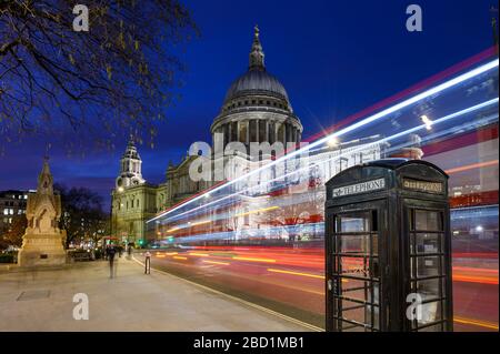 St. Paul's Cathedral in der Dämmerung mit Verkehrswegen, London, England, Großbritannien, Europa Stockfoto