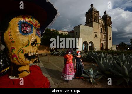 Menschen, die am Tag der Totenfeier, Oaxaca City, Oaxaca, Mexiko, Nordamerika, an Komparsen (Straßentänze) teilnehmen Stockfoto