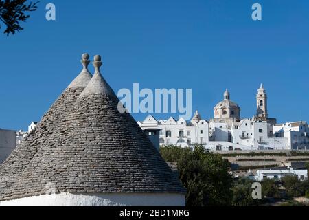 Kegeldächer von Trulli außerhalb des historischen Zentrums von Locorotondo, Valle d'Itria, Bari District, Apulien, Italien, Europa Stockfoto