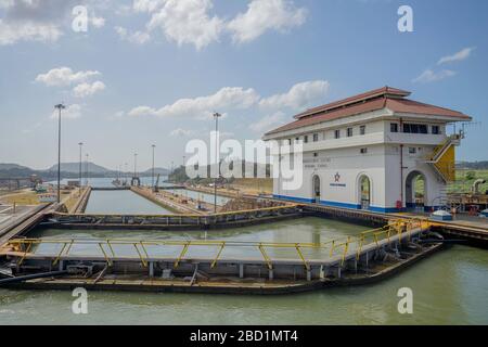 Segeln durch die Miraflores Schleusen am Panamakanal, Panama, Mittelamerika Stockfoto