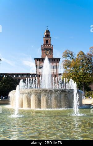 Ein Brunnen vor dem Uhrturm Torre del Filrete auf dem Castello Sforzesco, Mailand, Lombardei, Italien, Europa Stockfoto