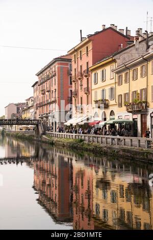 Alte Gebäude spiegeln sich im Naviglio Grande, Mailand, der Lombardei, Italien und Europa wider Stockfoto