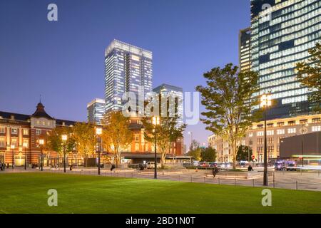 Bahnhof Tokio und Wolkenkratzer von Marunouchi in der Dämmerung, Tokio, Honshu, Japan, Asien Stockfoto