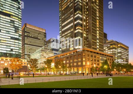 Wolkenkratzer von Marunouchi in der Dämmerung, Tokio, Honshu, Japan, Asien Stockfoto