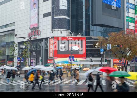 Menschen, die über Shibuya Crossing, Shibuya, Tokio, Honshu, Japan, Asien laufen Stockfoto