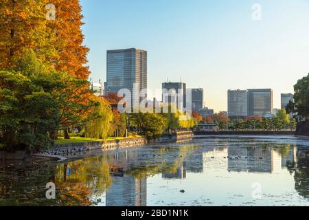 Wolkenkratzer von Marunouchi und Wassergraben des kaiserlichen Palastes, Tokio, Honshu, Japan, Asien Stockfoto