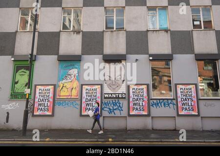 Manchester, Großbritannien. April 2020. Eine Frau geht an einigen beruhigenden Straßenkunst vorbei und sagt: "GLAUBEN SIE BITTE, DASS DIESE TAGE VERGEHEN werden" im Northern Quarter, Manchester City Center, am Montag, den 6. April 2020. (Credit: Pat Scaasi/MI News) Credit: MI News & Sport /Alamy Live News Stockfoto