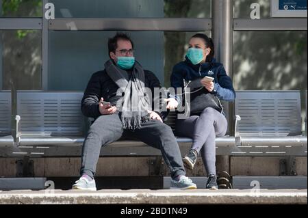 Manchester, Großbritannien. April 2020. Ein paar Gesichtsmasken warten am Montag, den 6. April 2020, auf eine Straßenbahn an der Metrolink-Haltestelle in Piccadilly Gardens, Manchester City Centre. (Credit: Pat Scaasi/MI News) Credit: MI News & Sport /Alamy Live News Stockfoto