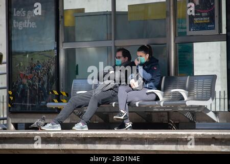 Manchester, Großbritannien. April 2020. Ein paar Gesichtsmasken warten am Montag, den 6. April 2020, auf eine Straßenbahn an der Metrolink-Haltestelle in Piccadilly Gardens, Manchester City Centre. (Credit: Pat Scaasi/MI News) Credit: MI News & Sport /Alamy Live News Stockfoto