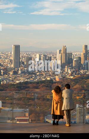 Ein Paar auf dem Dach des Shibuya Scramble Square, Shibuya, Tokio, Honshu, Japan, Asien Stockfoto