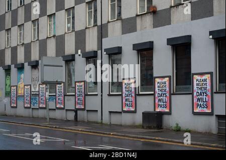 Manchester, Großbritannien. April 2020. Beruhigende Straßenkunst, die sagt: "GLAUBEN SIE BITTE, DASS DIESE TAGE VERGEHEN werden" im Northern Quarter, Manchester City Centre, am Montag, den 6. April 2020. (Credit: Pat Scaasi/MI News) Credit: MI News & Sport /Alamy Live News Stockfoto