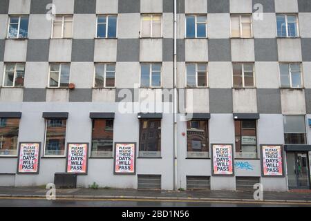 Manchester, Großbritannien. April 2020. Beruhigende Straßenkunst, die sagt: "GLAUBEN SIE BITTE, DASS DIESE TAGE VERGEHEN werden" im Northern Quarter, Manchester City Centre, am Montag, den 6. April 2020. (Credit: Pat Scaasi/MI News) Credit: MI News & Sport /Alamy Live News Stockfoto