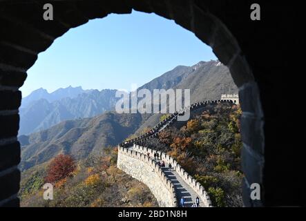 Blick durch Sentry Post Fenster, chinesische Mauer, erbaut 1368, Mutianyu Abschnitt, UNESCO-Weltkulturerbe, Peking, China, Asien Stockfoto