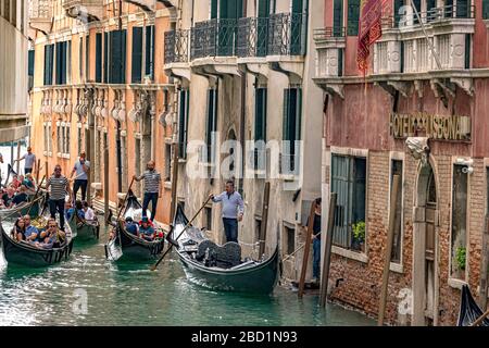 Mehrere Gondeln liegen in der Nähe des Rio de San Moise, um zur S Moise Gondelstation, San Marco, Venedig, Italien, zu gelangen Stockfoto