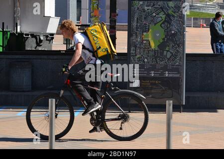 Kiew, Ukraine. April 2020. Glovo Lebensmittelzustelldienst Kurier auf einem Fahrrad während der Quarantäne im Zusammenhang mit der COVID-19-Coronavirus-Epidemie (Foto von Aleksandr Gusev/Pacific Press) Kredit: Pacific Press Agency/Alamy Live News Stockfoto