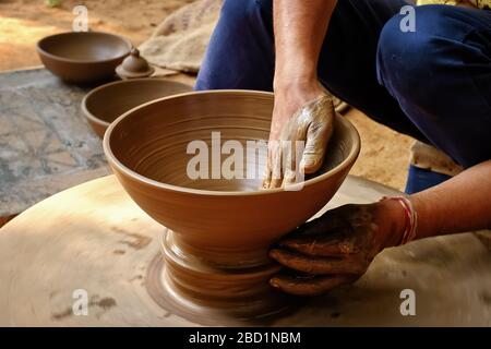 Indischer Töpfer bei der Arbeit, Shilpagram, Udaipur, Rajasthan, Indien Stockfoto