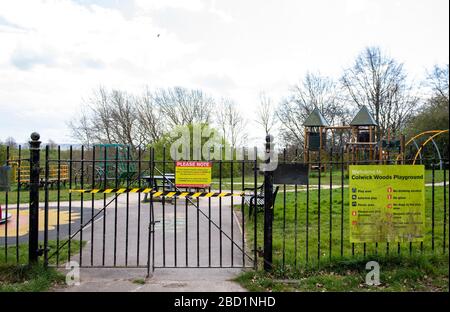 Colwick Woods Playground. Geschlossen und leer als Teil der Sperre für die Covid-19-Krise, April 2020 Nottingham England UK Stockfoto