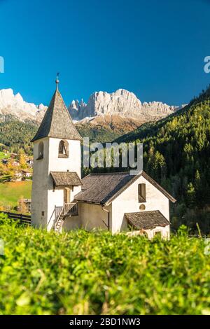 Kirche San Cipriano mit Catinaccio und den Bergen Torri del Vajolet im Hintergrund, Reifental, Doles, Südtirol, Italien, Europa Stockfoto