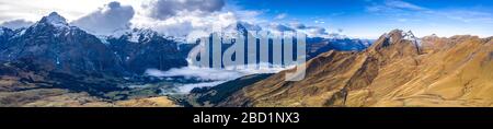Luftpanorama von Eiger und Schreckhorn im Herbst von First und Grindelwald, Berner Alpen, Kanton Bern, Schweiz, Europa Stockfoto