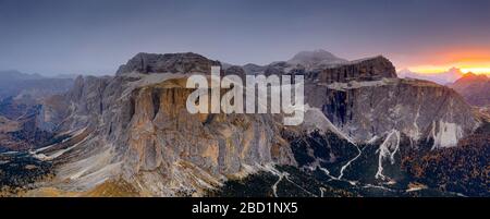 Wald im Herbst zu Fuß der Berge Sass Pordoi und Sella im Morgengrauen, Luftbild, Passo Sella, Doles, Südtirol, Italien, Europa Stockfoto