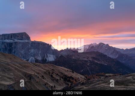 Herbstaufgang über Marmolada und Sass Pordoi aus Passo Sella, Gröden, Dolinen, Südtirol, Trentino-Alto Adige, Italien, Europa Stockfoto